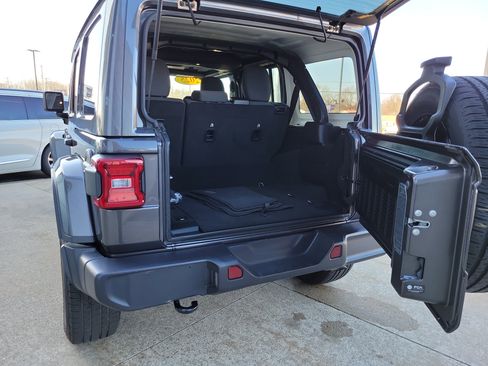 Used 2025 Jeep Wrangler Unlimited Sahara image 19