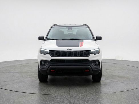 Used 2025 Jeep Compass Trailhawk AWD/4WD image 2
