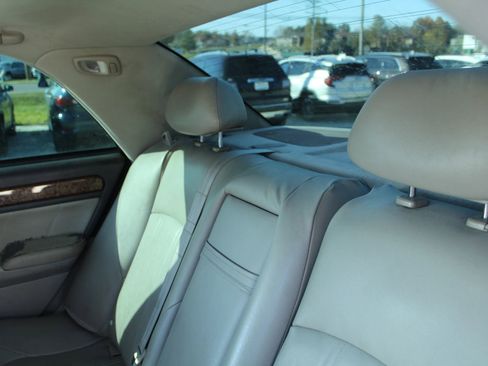 Used 2005 Hyundai XG350 L image 16