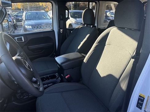 Used 2024 Jeep Wrangler Unlimited image 15