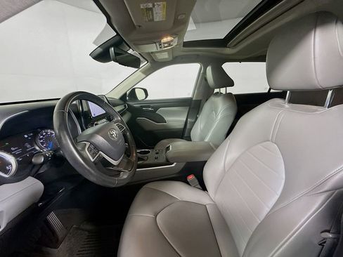 Used 2023 Toyota Highlander XLE AWD/4WD image 21