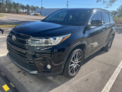 Used 2018 Toyota Highlander SE image 2