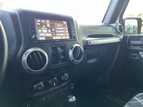 Used 2016 Jeep Wrangler Unlimited Rubicon w/ Connectivity Group image 15