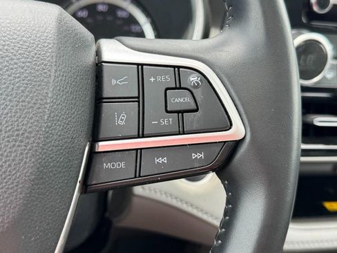 Used 2024 Toyota Highlander XLE AWD/4WD image 18