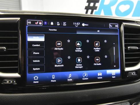 Used 2024 Chrysler Pacifica Touring-L image 20