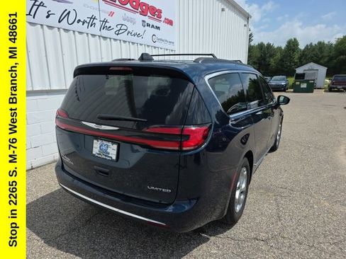 Used 2023 Chrysler Pacifica Limited FWD image 11