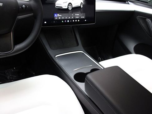 Used 2022 Tesla Model Y Long Range image 35