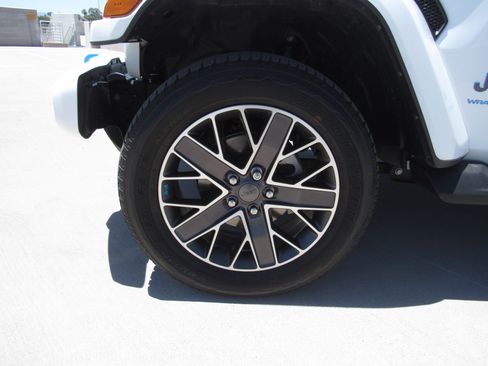 Used 2023 Jeep Wrangler Unlimited Sahara AWD/4WD image 4