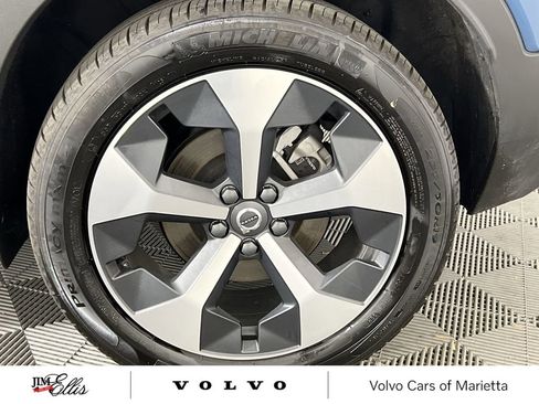 Used 2025 Volvo XC40 B5 Plus image 17