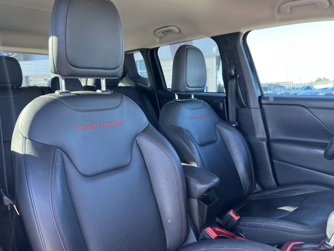 Used 2016 Jeep Renegade Trailhawk w/ Premium Trailhawk Package image 15