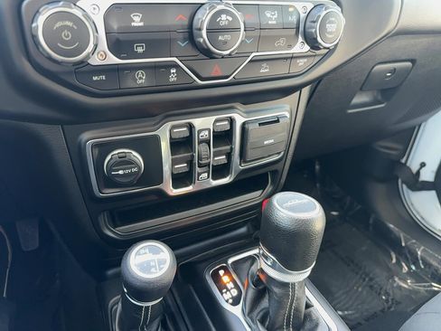 Used 2022 Jeep Gladiator Overland image 20