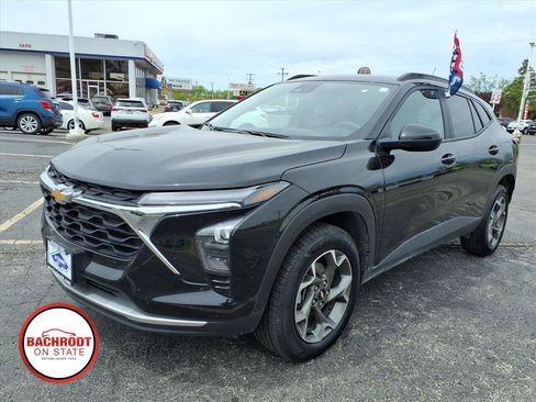 Used 2025 Chevrolet Trax LT w/ LT Convenience Package FWD image 3