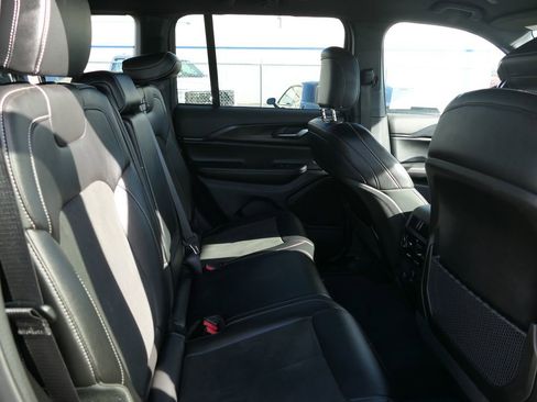 Used 2025 Jeep Grand Cherokee Altitude image 21