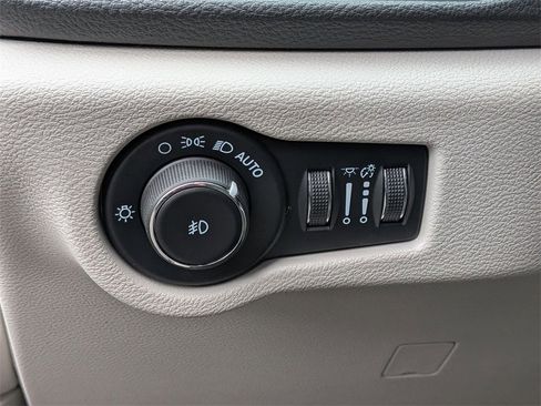 Used 2022 Chrysler Pacifica Limited w/ Uconnect Theater Family Group image 18