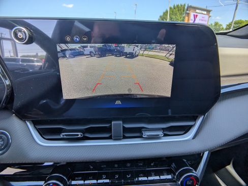 New 2026 Chevrolet Equinox LT w/ Convenience Package II FWD image 21