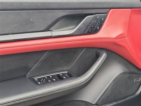 Used 2023 Porsche Taycan image 18