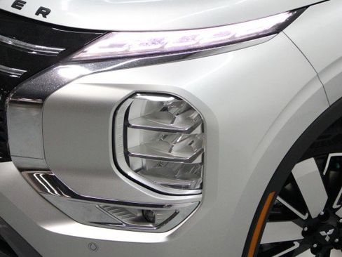 New 2026 Mitsubishi Outlander SE FWD image 2