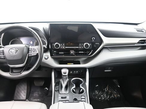 Used 2023 Toyota Highlander XLE AWD/4WD image 10