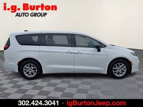 Certified 2024 Chrysler Pacifica Touring-L FWD image 7