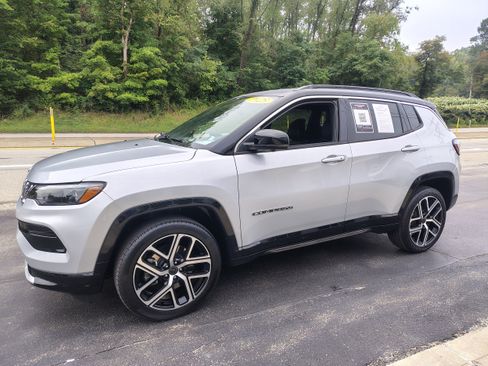 Certified 2025 Jeep Compass Limited w/ Elite Group AWD/4WD image 4