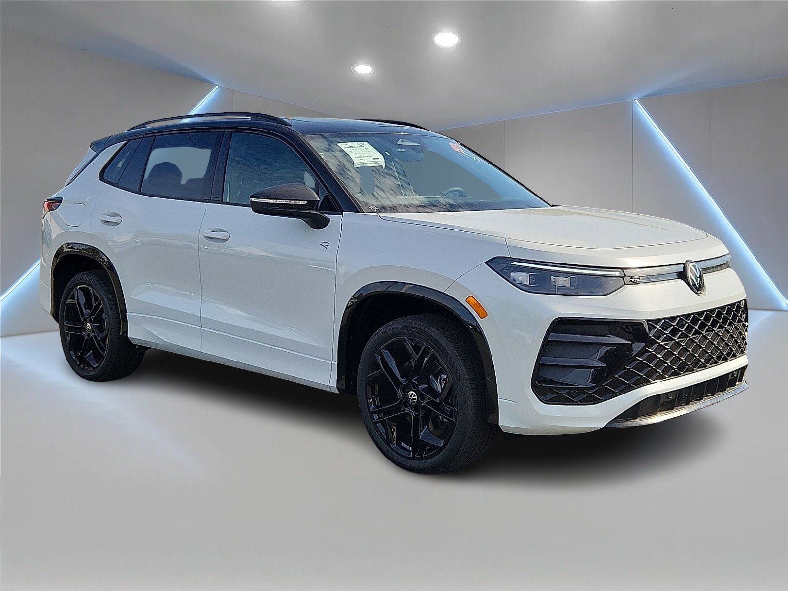 New 2026 Volkswagen Tiguan SE R-Line AWD/4WD image 2