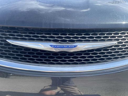 Used 2018 Chrysler Pacifica Touring Plus w/ Tire & Wheel Group FWD image 29