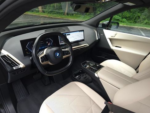 Used 2024 BMW iX xDrive50 w/ Sport Package AWD/4WD image 9