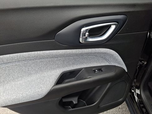 Used 2023 Jeep Compass Latitude image 19