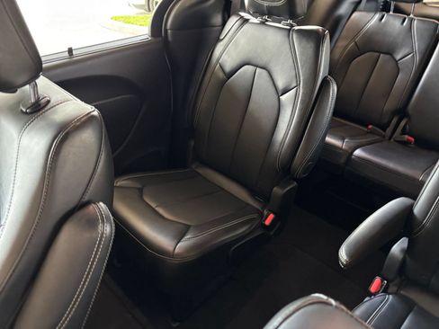 Used 2025 Chrysler Pacifica Select FWD image 38
