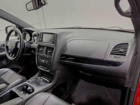 Used 2014 Dodge Grand Caravan SXT image 19