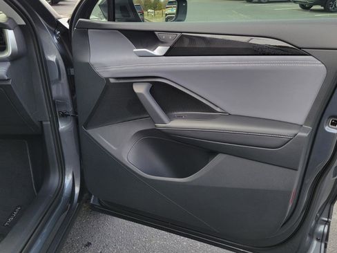 Certified 2025 Volkswagen Tiguan SE image 37