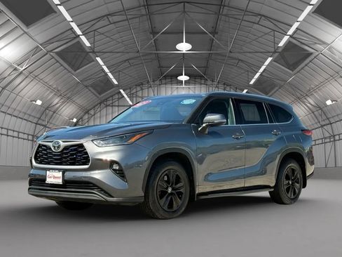 Used 2021 Toyota Highlander XLE AWD/4WD image 3