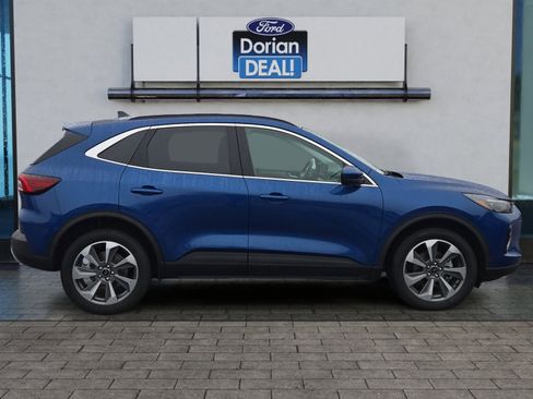 Used 2023 Ford Escape Platinum image 2