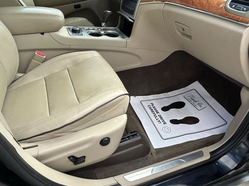 Used 2011 Jeep Grand Cherokee Overland AWD/4WD image 12