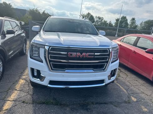 Used 2024 GMC Yukon SLT w/ SLT Premium Package AWD/4WD image 4
