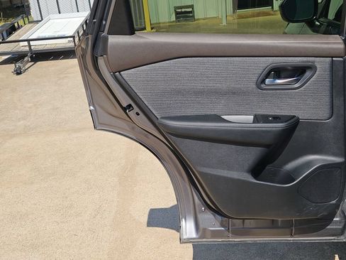 Used 2023 Nissan Rogue SV FWD image 16