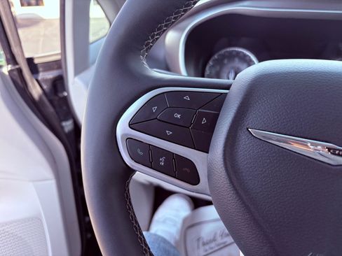 Used 2024 Chrysler Pacifica Touring-L image 25