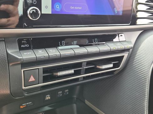 Used 2025 Toyota Camry SE w/ Convenience Package image 20