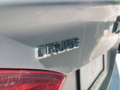 Used 2018 Chevrolet Cruze LT w/ Convenience Package FWD image 3