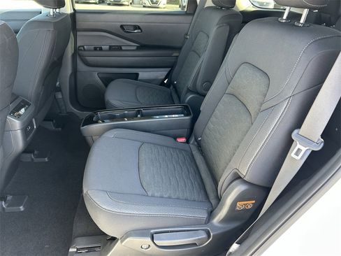 Used 2025 Nissan Pathfinder SV w/ SV Premium Package image 15