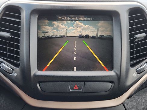Used 2016 Jeep Cherokee Limited FWD image 19