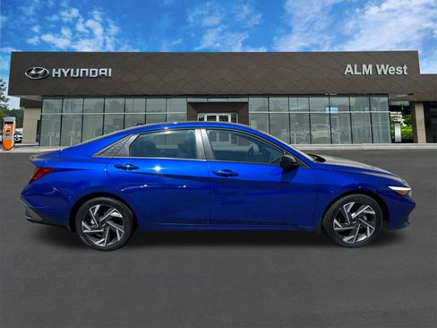Used 2025 Hyundai Elantra Sport FWD image 4