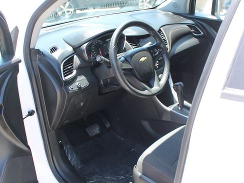 Used 2020 Chevrolet Trax LS FWD image 11