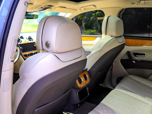 Used 2017 Bentley Bentayga W12 AWD image 27
