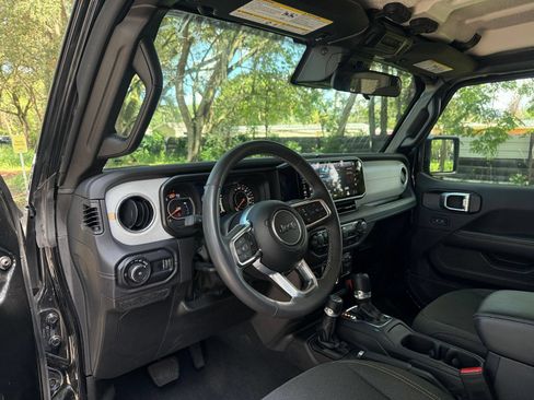 Used 2025 Jeep Wrangler Unlimited Sahara AWD/4WD image 32