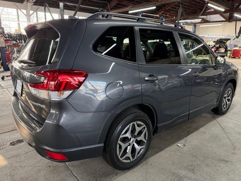 Used 2023 Subaru Forester Premium image 3