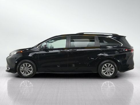 Used 2023 Toyota Sienna XLE w/ XLE Plus Package AWD/4WD image 2