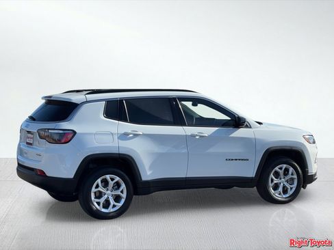 Used 2024 Jeep Compass Latitude image 4