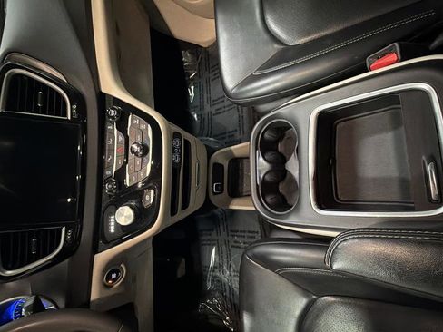 Used 2023 Chrysler Pacifica Touring-L image 19