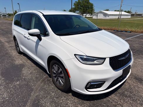 Used 2023 Chrysler Pacifica Touring-L FWD image 6